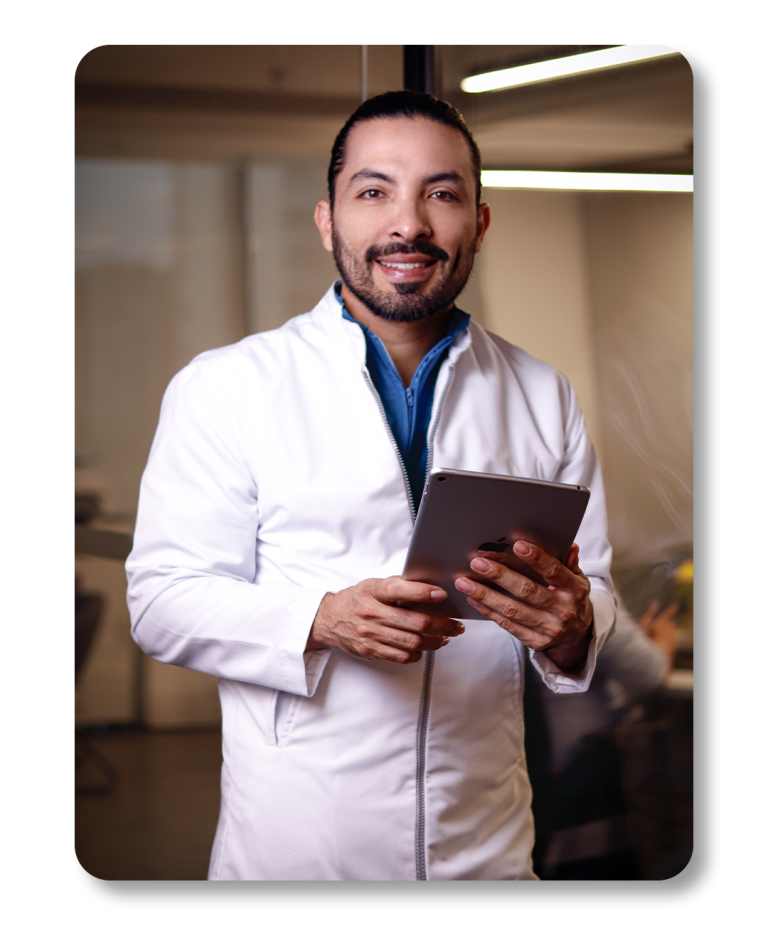 Dr. Juan Canencio M.D en consultorio